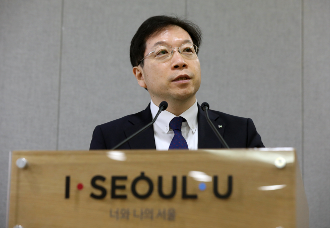 ▲김세용 서울주택도시공사 사장이 11일 오전 서울 중구 서울시청 브리핑룸에서 열린 장지-강일 버스차고지 입체개발사업 기자설명회에서 취재진의 질문에 답하고 있다. (뉴시스)