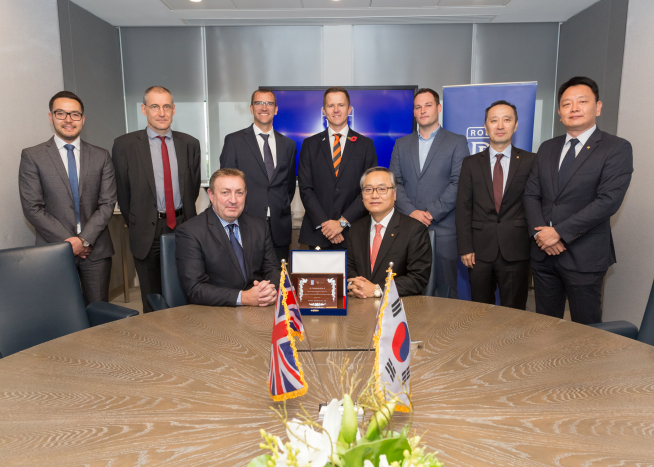 ▲신현우 한화에어로스페이스 사장(앞줄 오른쪽)과 앤디 그리즐리 롤스로이스 터빈 사업부장이 5일(현지시간) 엔진부품 장기공급계약을 체결한 뒤 기념촬영을 하고 있다. (사진제공=한화에어로스페이스)