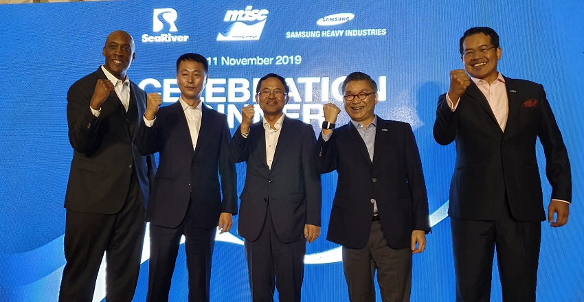 ▲말레이시아 현지시간 11일, 남준우 삼성중공업 사장과 강일남 노동자협의회 위원장이 MISC와 SRM(엑슨모빌 자회사) 경영진과 함께 프로젝트 성공을 기원하며 기념 사진을 찍고 있는 모습. 사진 왼쪽부터 코리 퀄즈 SRM 사장, 강일남 삼성중공업 노동자협의회 위원장, 남준우 삼성중공업 사장, 이양치엔 MISC 회장 겸 그룹 CEO, 자히드 오스만 MISC LNG 사업부 부사장. (사진제공=삼성중공업)