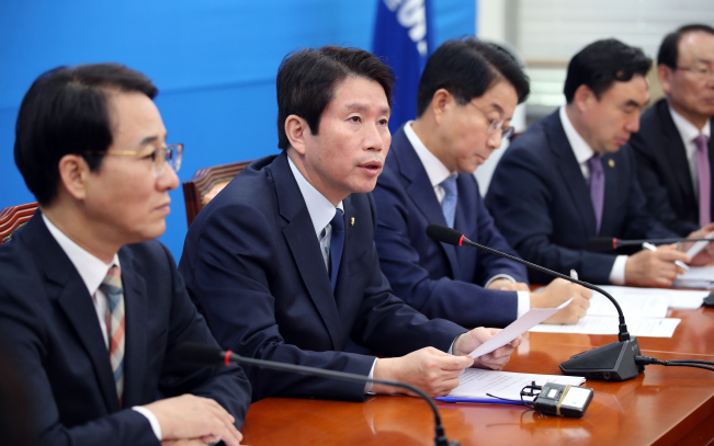 ▲더불어민주당 이인영 원내대표(왼쪽 두번째)가 12일 오전 국회에서 열린 원내대책회의에서 발언하고 있다. (연합뉴스)