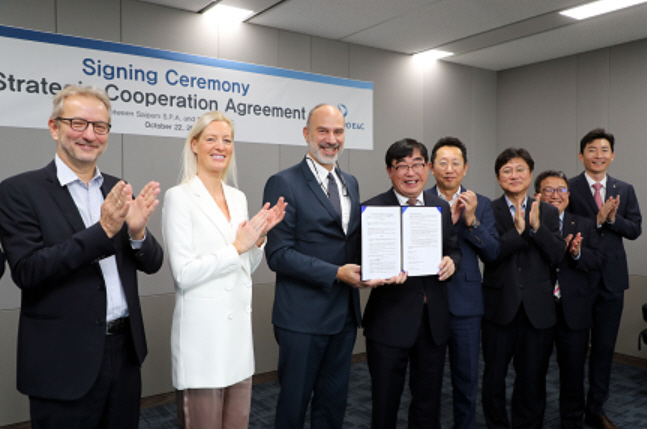 ▲마우리지오 코라텔라(왼쪽에서 세 번째) 사이펨 온쇼어 E&amp;C 최고운영책임자와 김광호(왼쪽에서 네 번째) 대우건설 플랜트사업본부장이 양사 협약서를 들고 기념촬영을 하고 있다.(사진 제공=대우건설)
