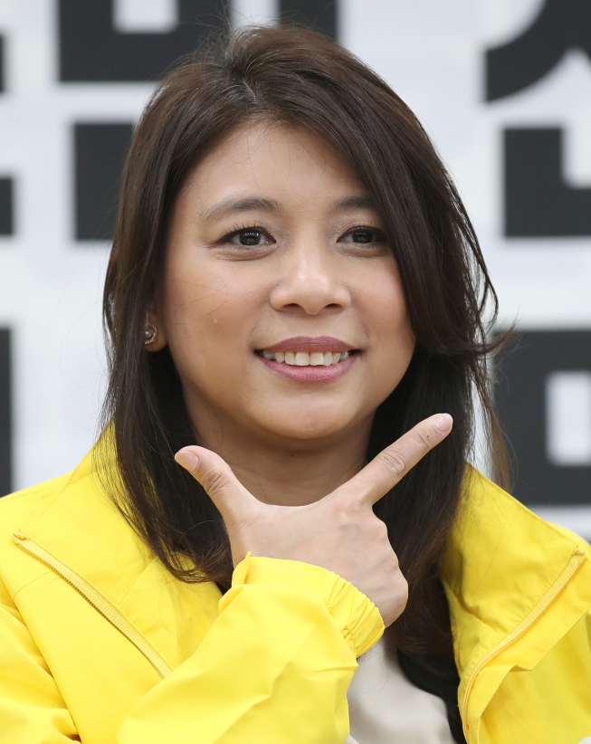 ▲19대 국회 당시 자유한국당의 전신 새누리당에서 활동한 이자스민 전 의원이 11일 오전 국회에서 열린 정의당 입당식에서 기념촬영을 하고 있다. (연합뉴스)