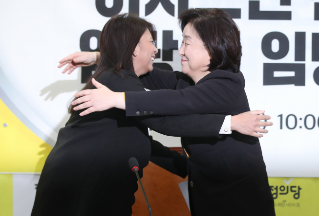 ▲19대 국회 당시 자유한국당의 전신 새누리당에서 활동한 이자스민 전 의원이 11일 오전 국회에서 열린 정의당 입당식에서 심상정 대표와 포옹하고 있다. (연합뉴스)