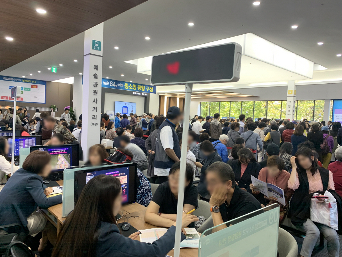 ▲두산건설이 안양시 만안구 예술공원로 일대에서 분양한 ‘안양예술공원 두산위브’ 아파트 견본주택이 방문자들로 북적이고 있다.(사진 제공=두산건설)