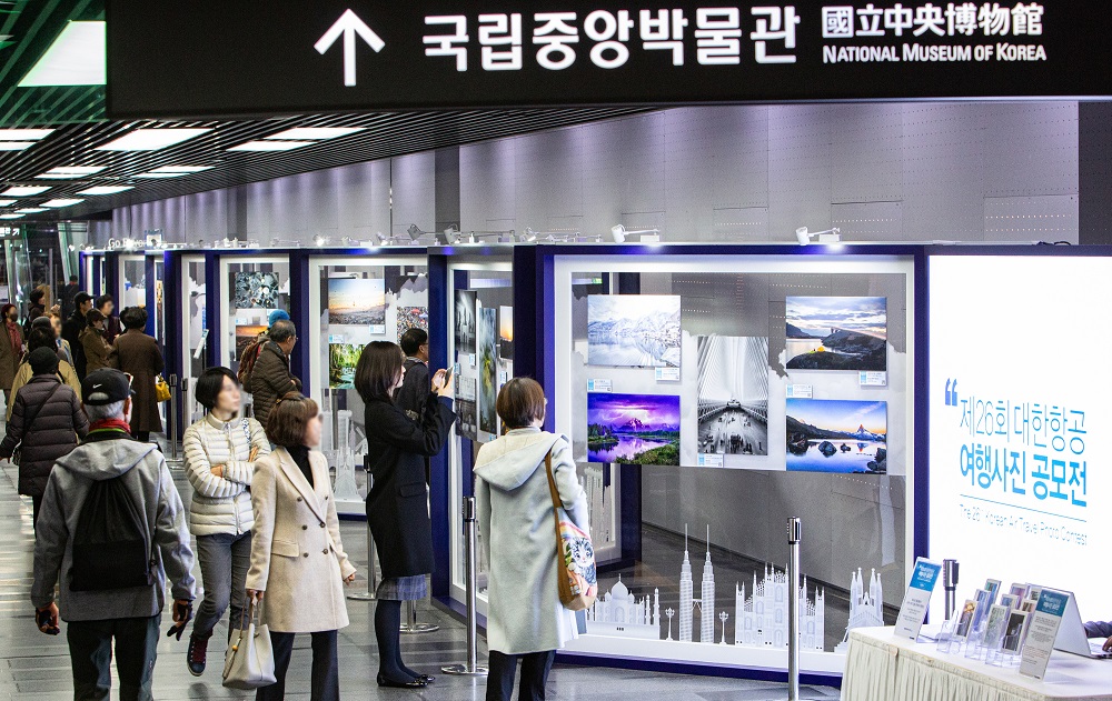 ▲대한항공은 12일부터 12월 2일까지 서울 용산구 소재 국립중앙박물관 나들길에서 국내 최고 권위의 여행사진 공모전인 ‘제26회 대한항공 여행사진 공모전’ 전시회를 개최한다. 사진은 일반 시민들이 전시된 작품사진을 둘러보고 있는 모습.  (사진제공=대한항공)