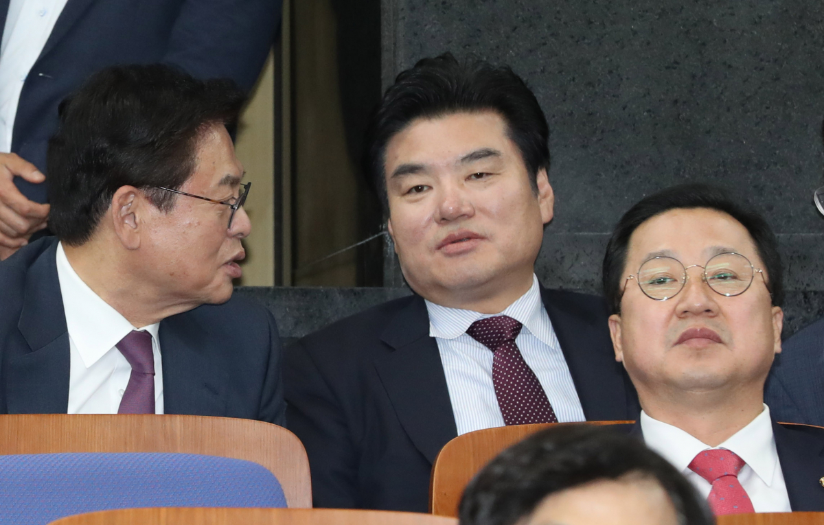 ▲자유한국당 보수대통합추진단장에 내정된 원유철 의원(왼쪽두번째)이 12일 오후 국회에서 열린 정책의총에서 정우택 의원(왼쪽)과 이야기하고 있다. (연합뉴스)