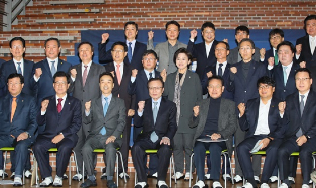 ▲더불어민주당 이해찬 대표(앞줄 왼쪽 네번째) 등이 13일 충북 청주시 오창읍에 위치한 반도체 기업 네패스 공장에서 열린 반도체산업 경쟁력 강화를 위한 현장최고위원회의에서 기업인들과 기념촬영 하고 있다. 