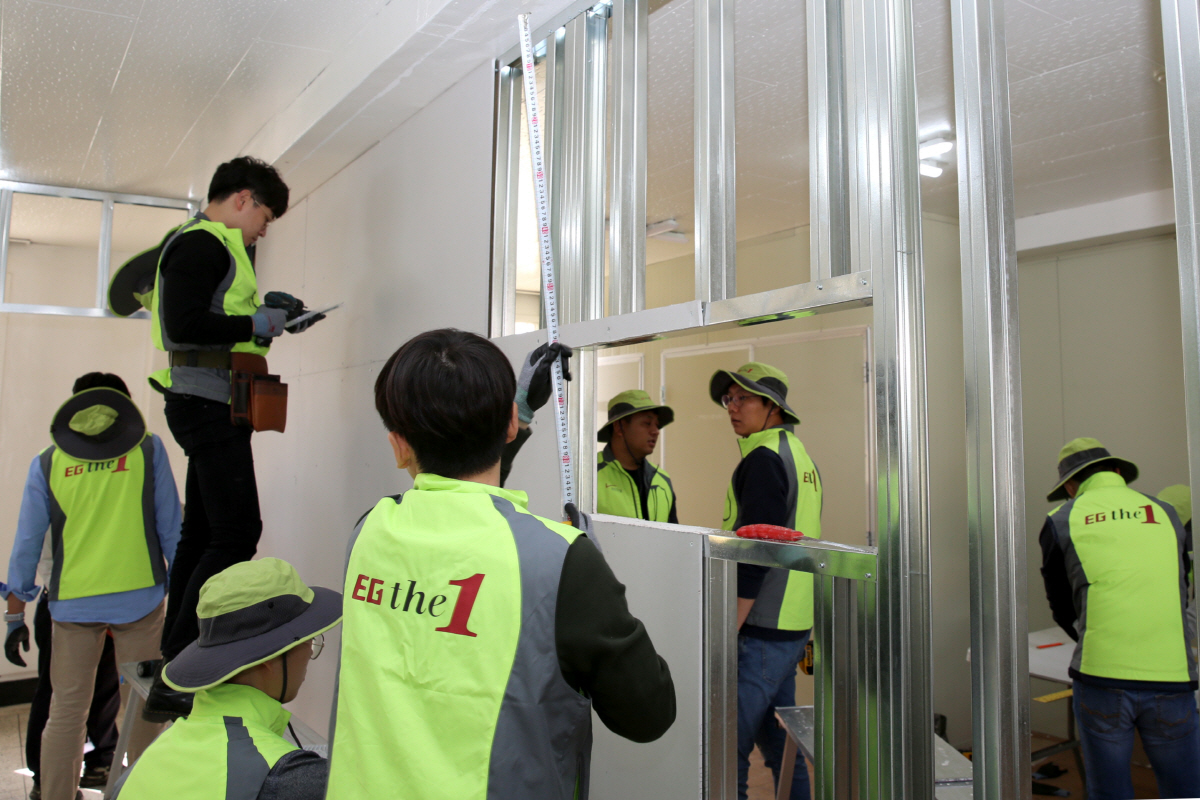 ▲라인건설은 12일 광주광역시 북구 푸른꿈지역아동센터에서 ‘희망의 아동센터 만들기’ 봉사활동을 했다.(사진 제공=라인건설)
