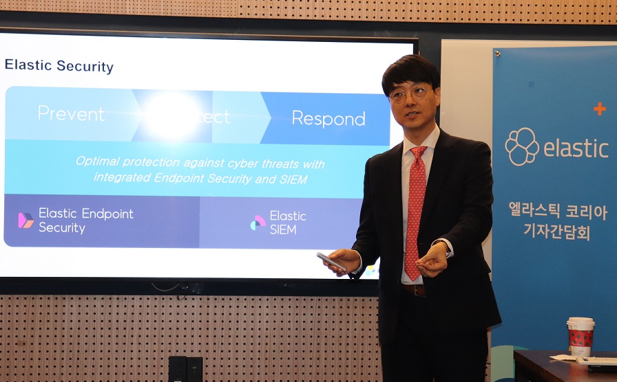 ▲김재성 엘라스틱 코리아 지사장이 13일 서울 강남구 위워크빌딩에서 열린 기자간담회에서 앞으로의 사업 방향에 대해 설명하고 있다.  (사진제공=엘라스틱)