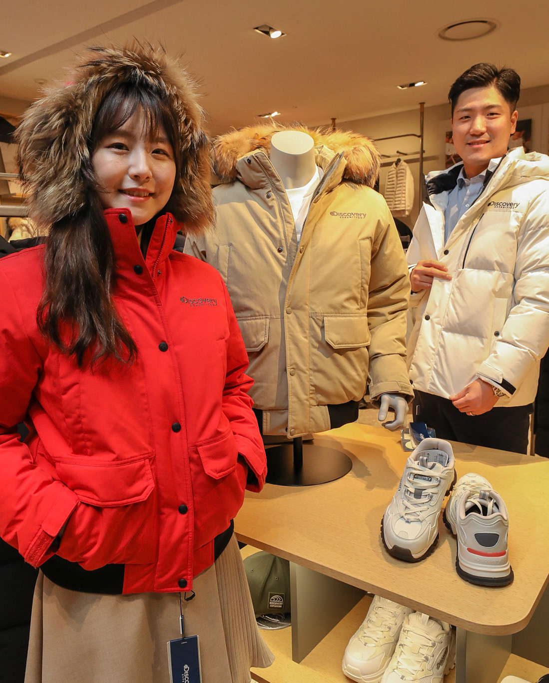 ▲13일 오전 현대백화점 천호점 7층 스포츠 전문관에서 직원들이 인기 숏패딩을 선보이고 있다. (사진제공=현대백화점)