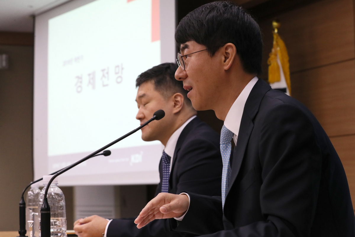 ▲김성태 KDI 경제전망실장(오른쪽)과 정규철 경제전망실 전망총괄이 12일 오전 정부세종청사에서 2020년 경제전망에 대해 설명하고 있다. KDI는 내년 2.3% 내외의 성장률을 기록할 것으로 내다봤다. (뉴시스)