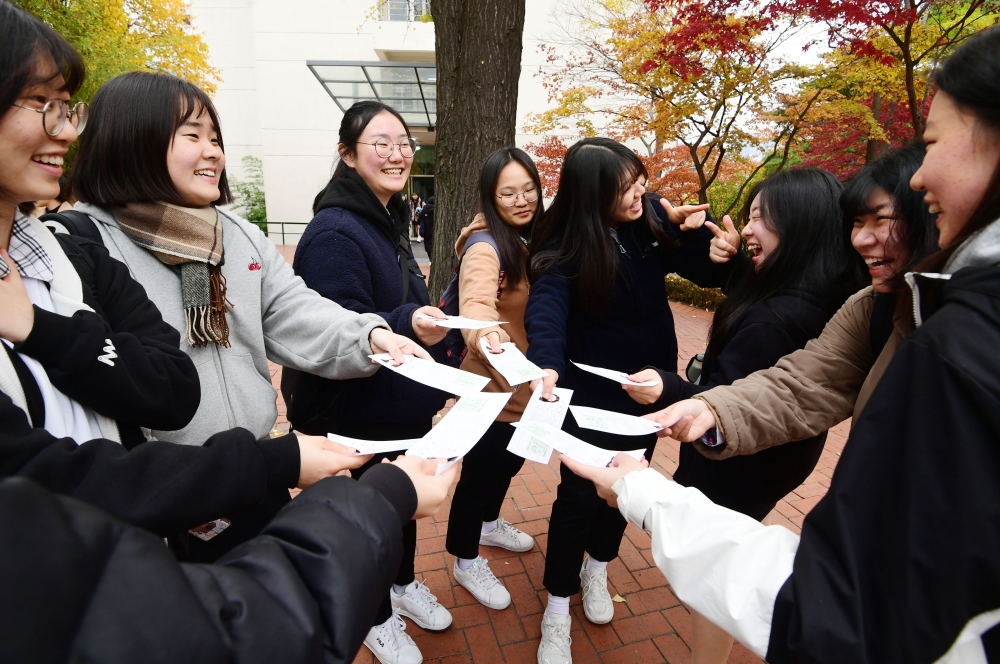 ▲2020학년도 대학수학능력시험 예비소집일인 13일 서울 중구 이화여고에서 수험생들이 수험표를 들고 화이팅을 외치고 있다. (고이란 기자 photoeran@)