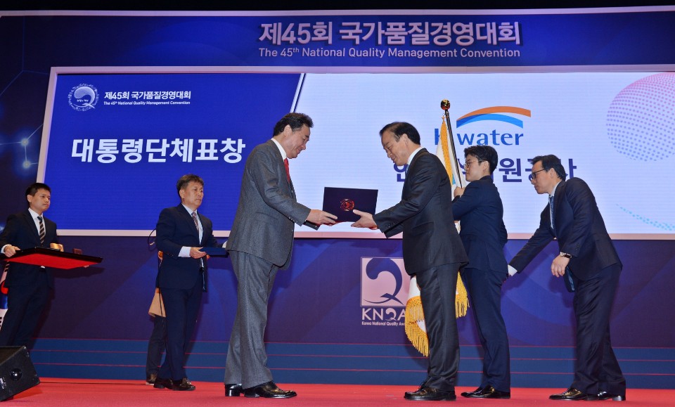 ▲이학수 한국수자원공사 사장(왼쪽)이 13일 서울 코엑스에서 열린 '제45회 국가품질경영대회'에서 이낙연 국무총리에게 국가품질대상 공공부문 대통령 표창을 받고 있다.  (사진제공=한국수자원공사)
