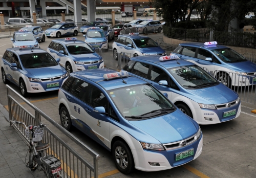 ▲중국 광둥성 선전 도로에 전기차 택시들이 늘어서 있다.  (뉴시스)