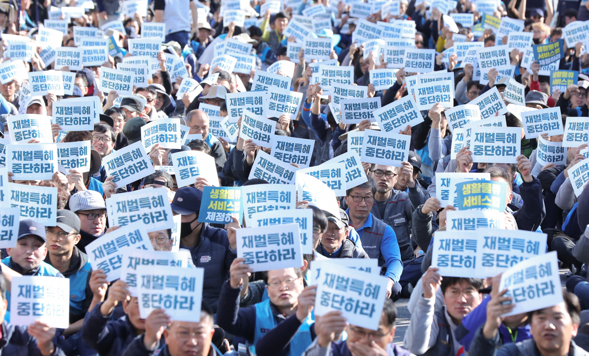 ▲ 4일 오후 서울 여의도 국회 앞에서 열린 택배노동자 대회에서 참가자들이 생활물류서비스법 제정을 촉구하며 구호를 외치고 있다. 생활물류서비스법은 택배, 배송 대행 등 생활 물류 서비스를 정식 산업으로 규정하고 이를 육성·발전시키기 위한 법으로 택배 노동자 처우개선과 고용안정, 휴식 보장, 택배 노동자 보호 의무 강제 등 내용을 담고 있다. (연합뉴스)