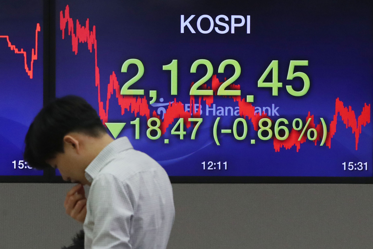 ▲코스피가 전 거래일보다 18.47포인트(0.86%) 내린 2,22.45로 코스닥지수는 전장보다 3.29포인트(0.49%) 내린 661.85로 마감한 13일 오후 서울 중구 KEB하나은행 딜링룸에서 직원이 전광판 앞을 지나고 있다. (연합뉴스)