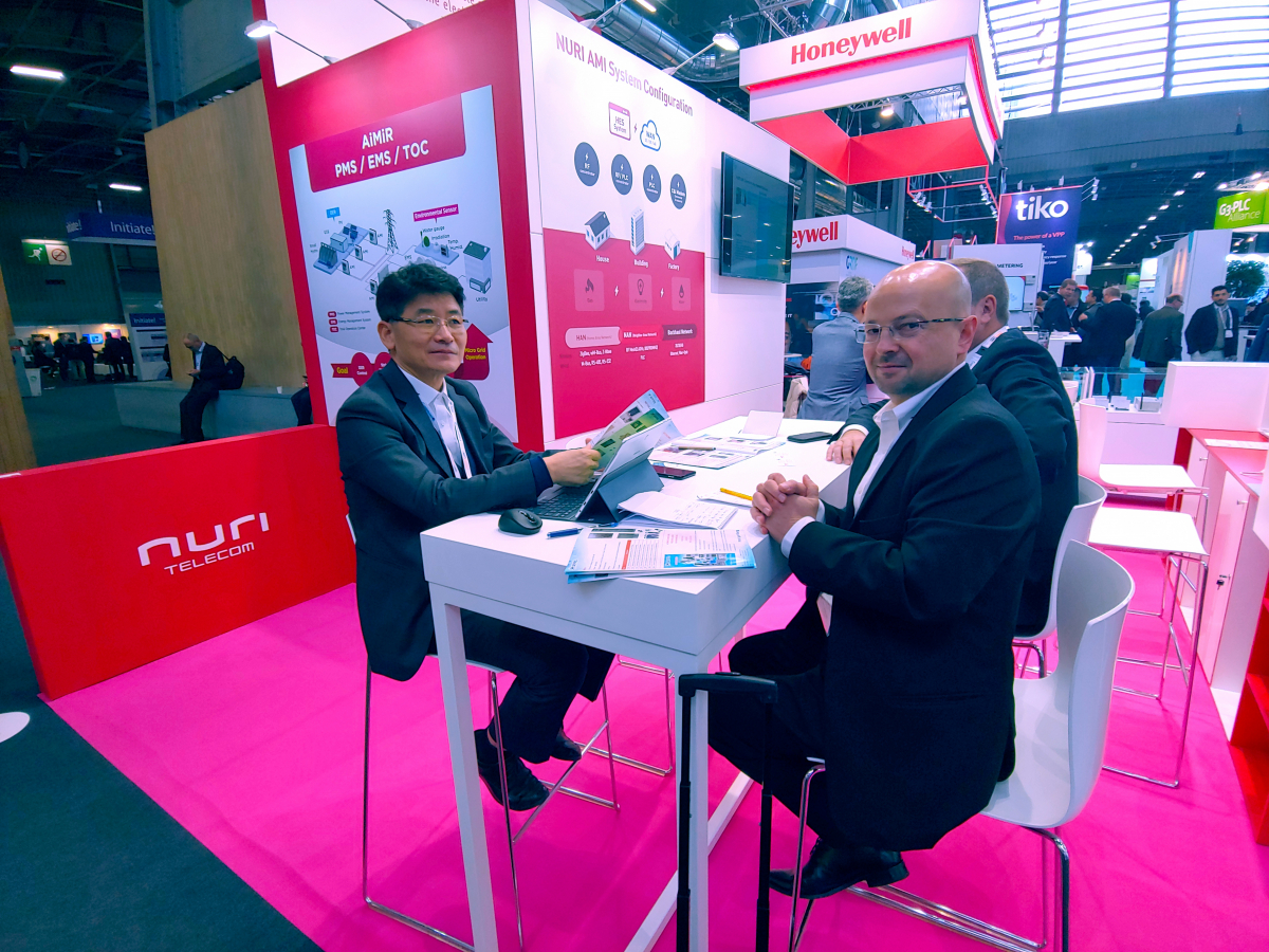 ▲누리텔레콤이 파리에서 열리고 있는 유러피안 유틸리티 위크 2019에 참가해 독립부스를 설치하여 글로벌 전력배전사 및 발전사 

관계자들을 대상으로 스마트미터링 AMI 솔루션을 설명하고 있다.  
 (사진제공=누리텔레콤)
