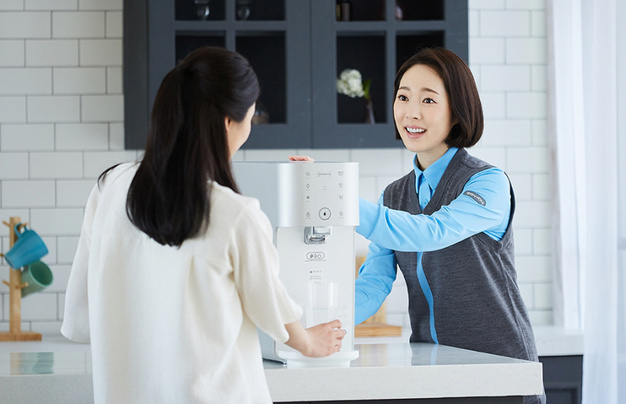 ▲코디와 고객 (사진제공=웅진코웨이)