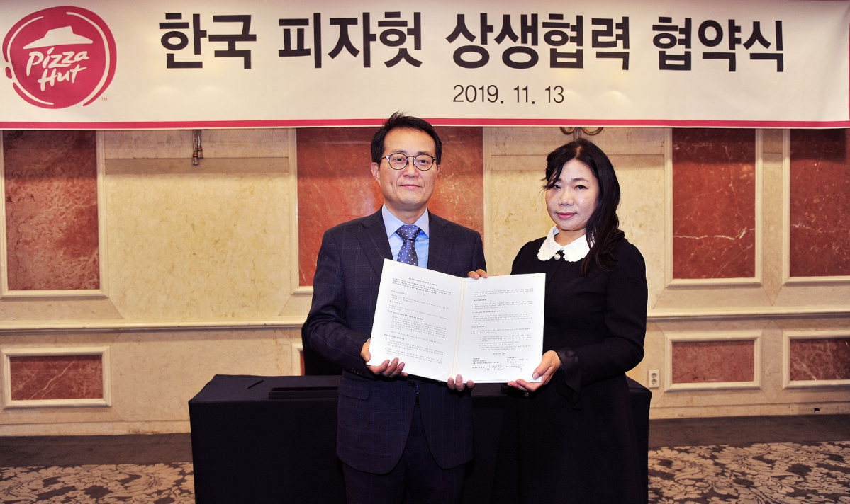 ▲한국피자헛 김명환 대표와 윤혜순 피자헛 가맹점주협의회장이 상생협력 협약식 후 기념촬영을 하고 있다. (한국피자헛)