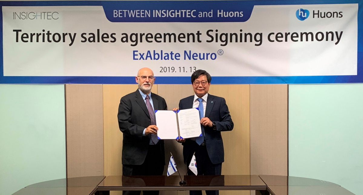 ▲13일 휴온스 판교 본사에서 엄기안 휴온스 대표(오른쪽)와 로니 야겔 인사이텍 부사장이 계약 체결 후 기념 사진을 촬영하고 있다. (사진제공=휴온스)