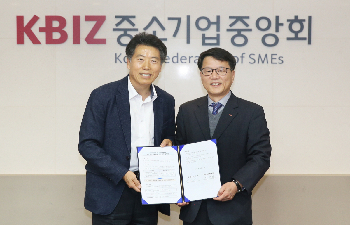 ▲홍순후(왼쪽부터) 조달교육원 원장, 이태희 중기중앙회 스마트일자리본부장 (사진제공=중기중앙회)