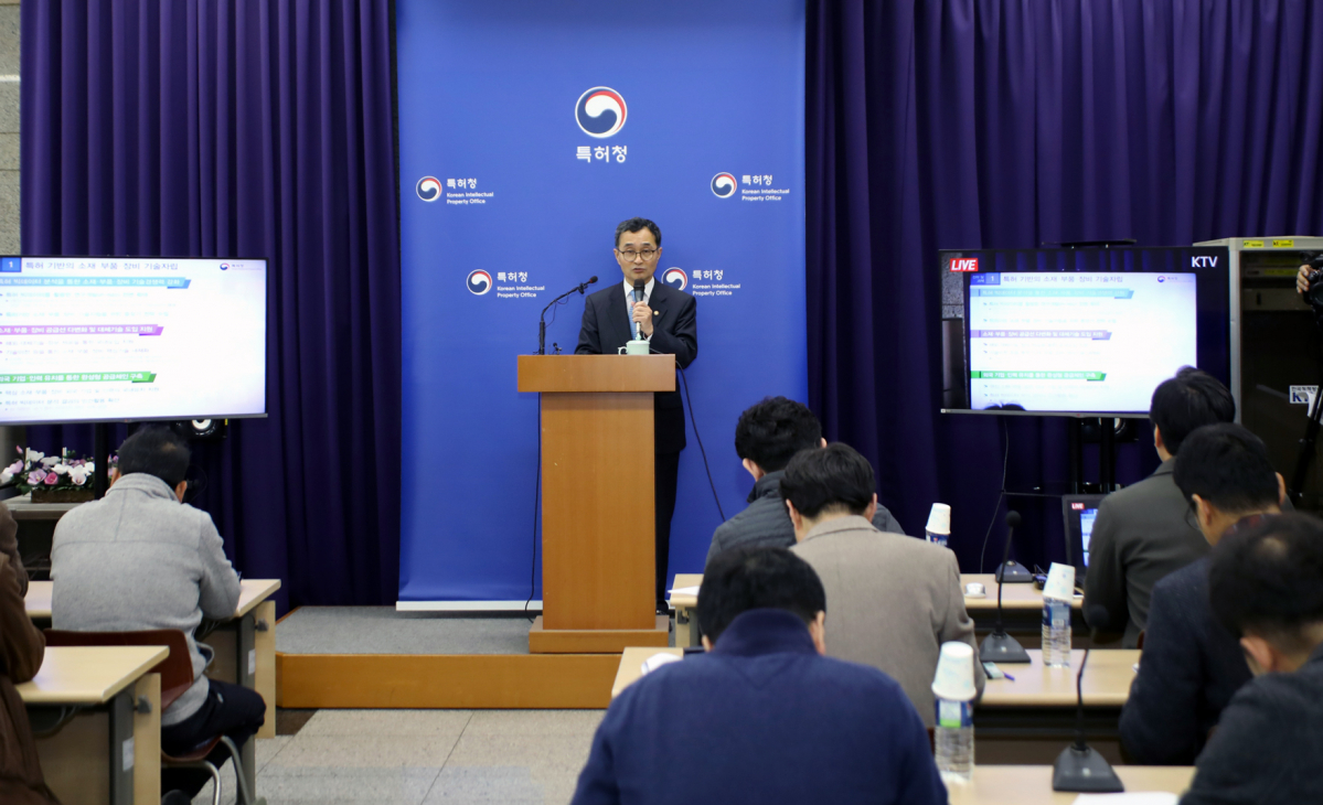 ▲박원주 특허청 청장이 14일 정부대전청사에서 '지식재산 기반의 기술자립 및 산업경쟁력 강화 대책' 관련 브리핑 하고 있다. (사진제공=특허청)