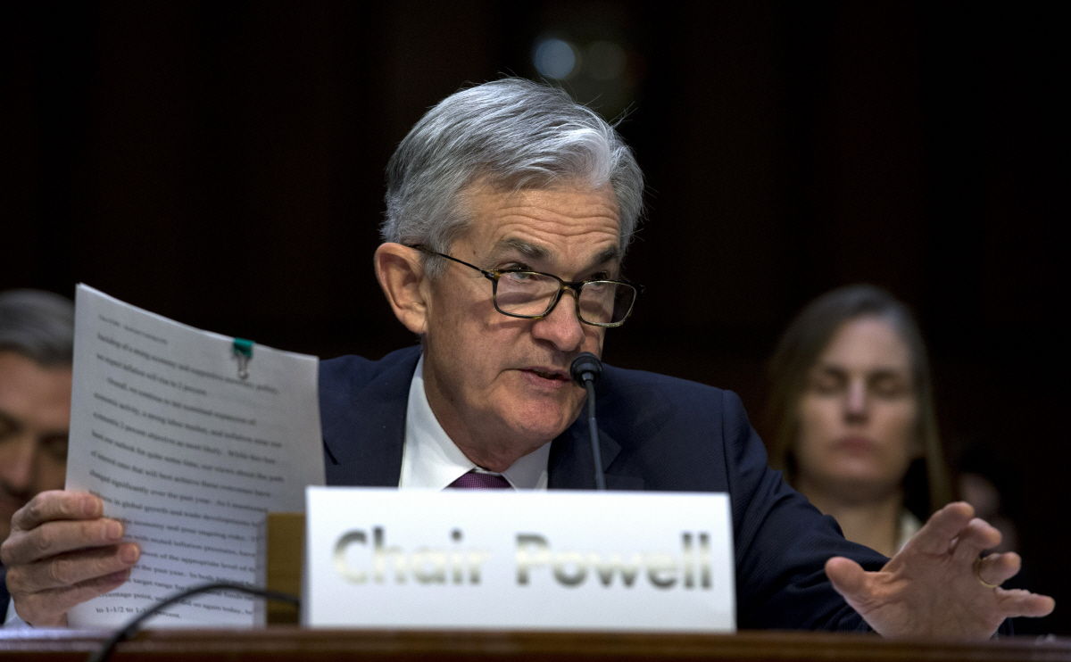 ▲제롬 파월 미국 연방준비제도(Fed·연준) 의장이 13일(현지시간) 상·하원 합동경제위원회 청문회에 출석해 발언하고 있다. 워싱턴D.C./AP연합뉴스