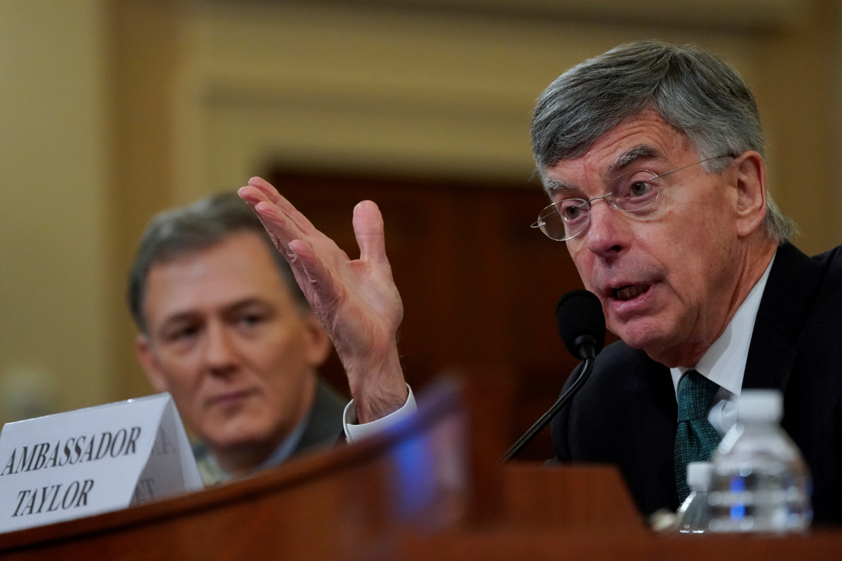 ▲미국 하원이 13일(현지시간) 개최한 도널드 트럼프 대통령 탄핵 공개 청문회에서 윌리엄 테일러(오른쪽) 우크라이나 주재 미국대사 대행이 발언하는 가운데 다른 증인인 조지 켄트 국무부 유럽·유라시아 담당 부차관보가 이를 지켜보고 있다. 워싱턴D.C./로이터연합뉴스
