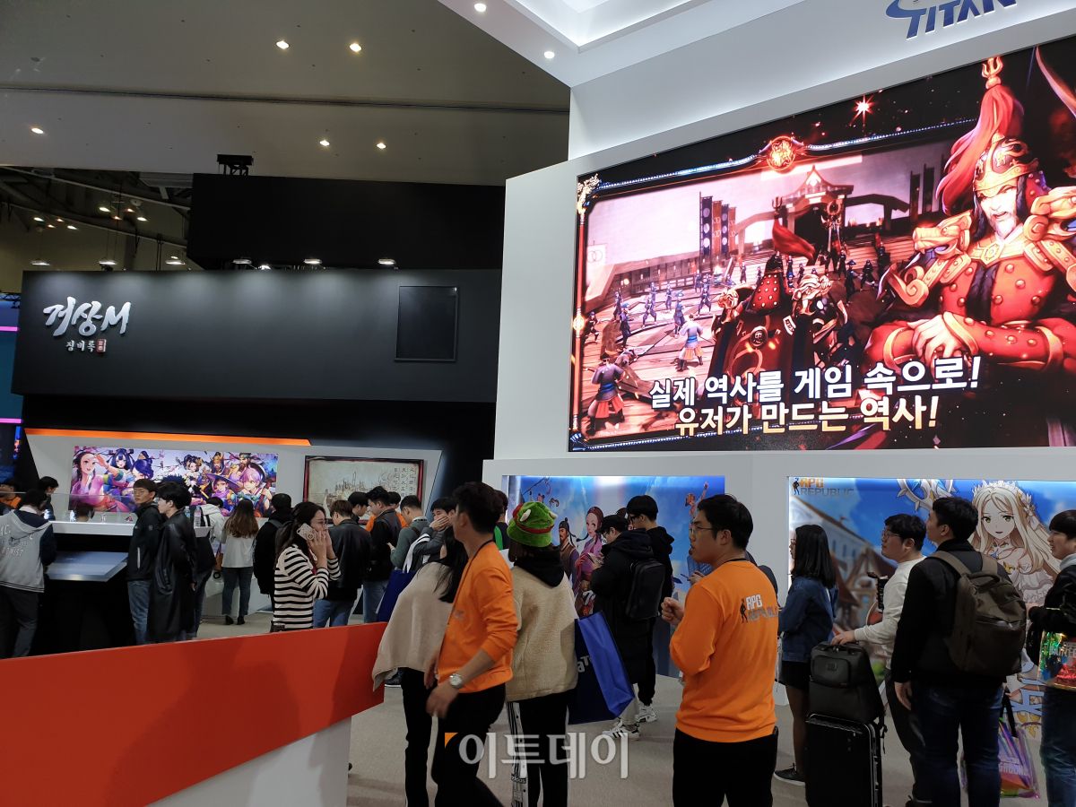 ▲알피지리퍼블릭 부스에서 홍보중인 거상M. (부산=김정웅 기자 cogito@)