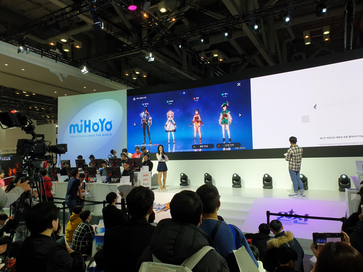▲미호요 부스에서 신작 '원신'의 시연이 진행되고 있다. (부산=김정웅 기자 cogito@)
