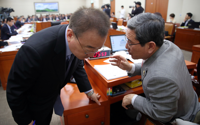 ▲김학용 환경노동위원회 위원장(오른쪽)과 자유한국당 강효상 의원이 7일 오전 국회에서 열린 환경노동위원회 전체회의에서 대화하고 있다. (연합뉴스)