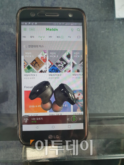 ▲하만 JBL튠120은 높은 가성비를 자랑한다. 하지만 갤럭시 버즈 등 다른 제품들과 달리 스마트폰 앱을 통해 음질을 설정하는 기능은 없다.  (한영대 기자 yeongdai@)