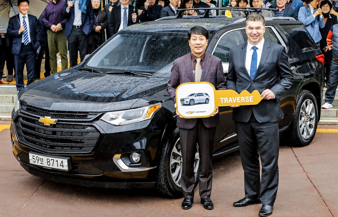 ▲쉐보레 트래버스 1호차 전달식_1~3: 쉐보레가 정통 아메리칸 슈퍼 SUV 트래버스의 1호차 전달식을 갖고, 15일부터 본격적인 고객 인도를 개시한다. 사진은 13일, 부평구청에서 한국지엠 카허 카젬 사장이 차준택 부평구청장에게 트래버스 1호차를 전달하는 모습. (사진제공=한국지엠)