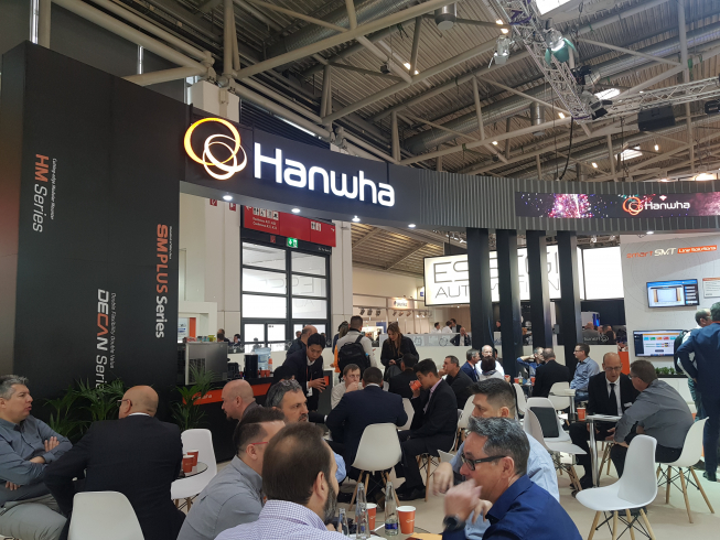 ▲한화정밀기계가 이달 12일부터 15일까지(현지시간) 독일 뮌헨에서 열린 '프로덕트로니카 독일’ 전시회에 참가해 칩마운터 제품을 선보였다. (사진제공=한화정밀기계)