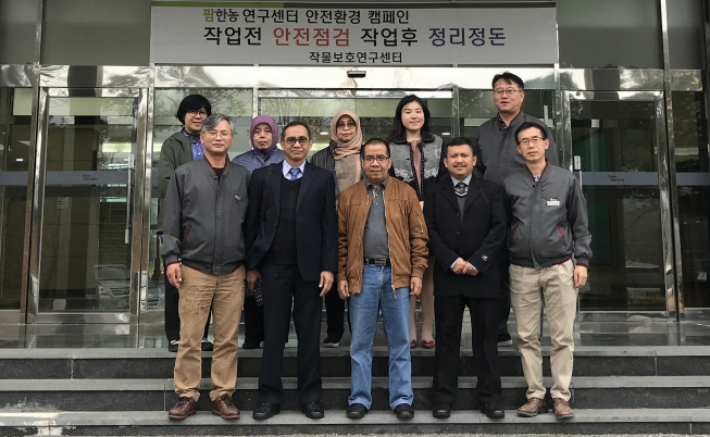 ▲인도네시아 농무부 공무원들이 팜한농 작물보호연구센터 견학 후 기념촬영을 하고 있다. (사진제공=팜한농)