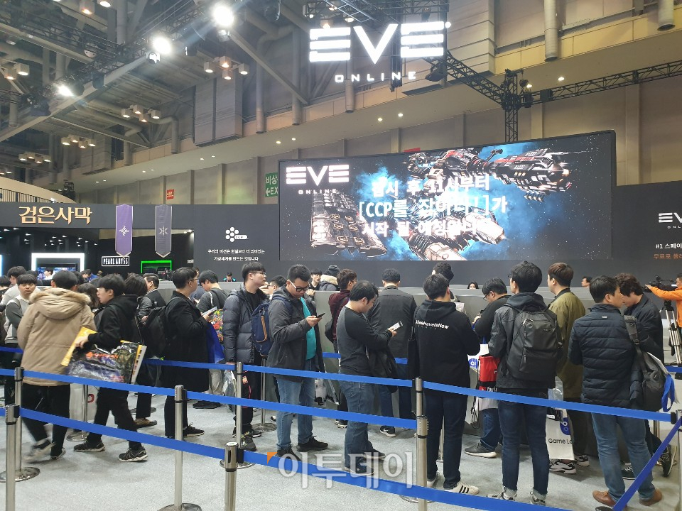 ▲EVE 온라인을 체험하기 위한 지스타 방문객들이 대기하고 있다.  (부산=김정웅 기자 cogito@)