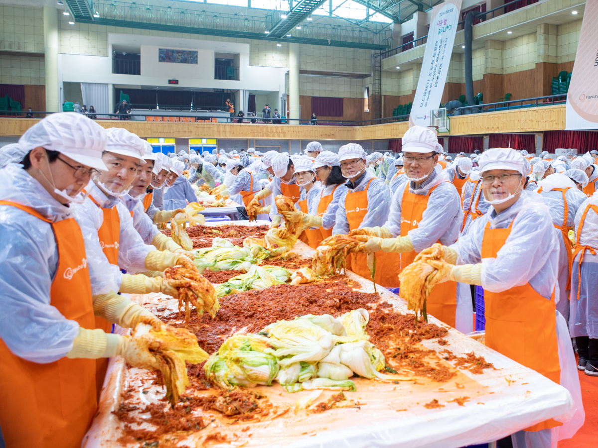 ▲권혁웅(오른쪽 첫 번째) 한화토탈 사장과 김현경(왼쪽 첫 번째) 서산시 김현경 부시장, 성일종(왼쪽 두 번째) 자유한국당 의원이 16일 ‘이웃사랑 김장나누기 행사’에서 김장을 하고 있다.  (사진제공=한화토탈)