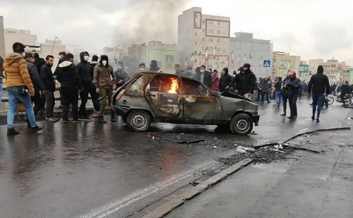 ▲이란 테헤란에서 16일(현지시간) 정부의 휘발유값 인상 방침에 항의하는 시위가 벌어지고 있다. 테헤란/AFP연합뉴스
