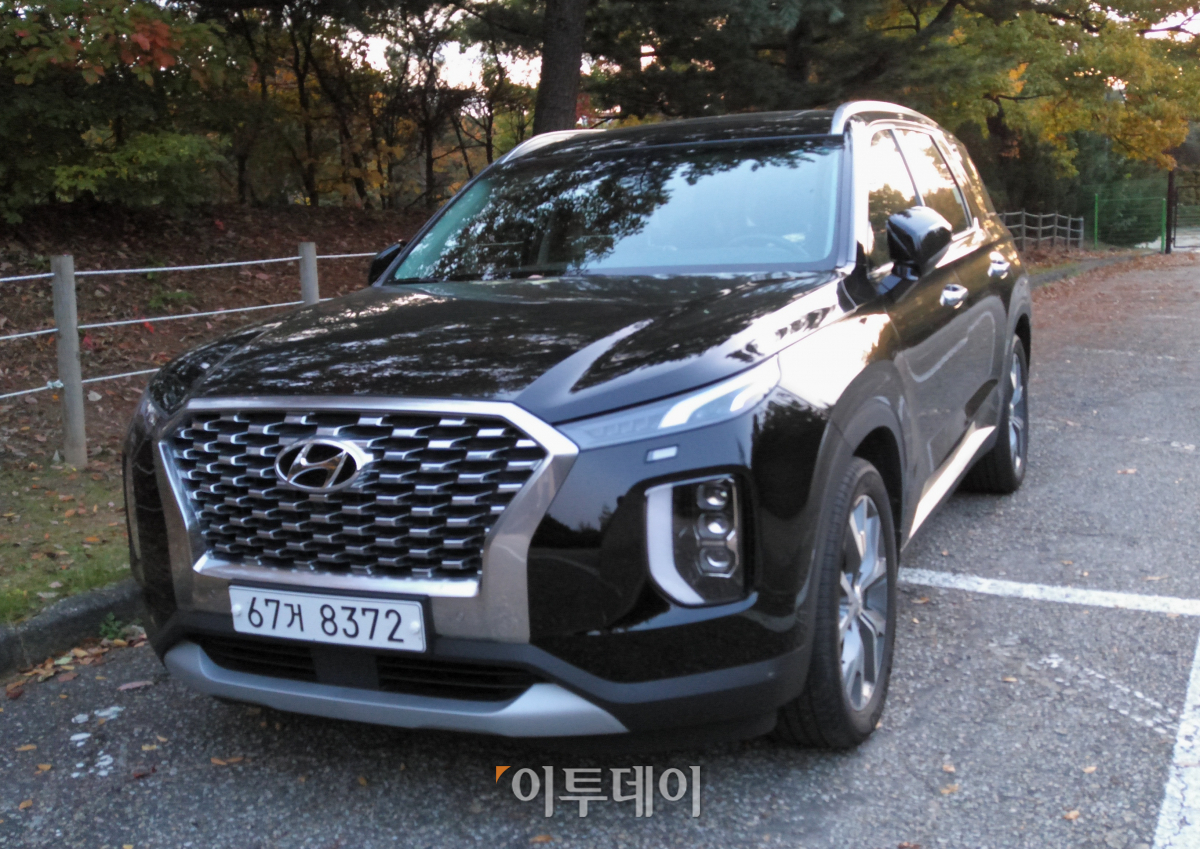 ▲팰리세이드의 전면부는 거대한 그물 모양의 라디에이터 그릴이 시선을 사로잡는다. (유창욱 기자 woogi@)