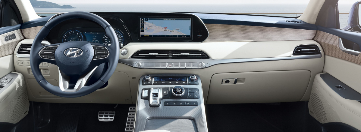 ▲팰리세이드의 변속 버튼은 위치가 높은 '브릿지 타입 하이콘솔'에 자리하고 있어 운전석을 감싸는 듯하다. (사진제공=현대차)