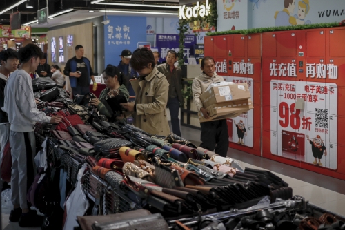 ▲중국 베이징에 있는 한 쇼핑센터에서 사람들이 진열된 상품을 보고 있다. 베이징/AP연합뉴스 
