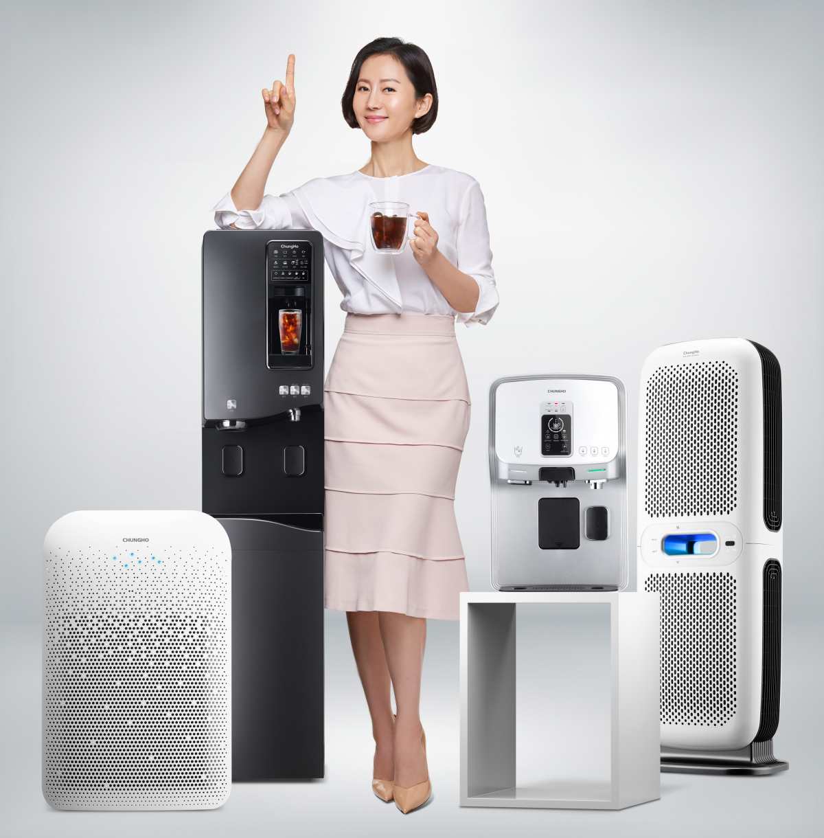 ▲청호나이스 주요 제품과 모델 염정아 (사진제공=청호나이스)