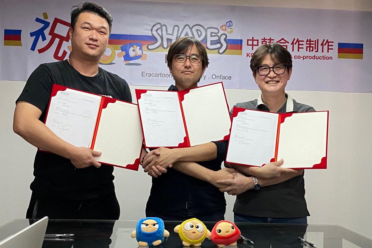 ▲(왼쪽부터) 송루이(Song Rui) 에라카툰 총경리, 남광원 모양새 원작자, 이창현 온페이스 컨텐츠 사업부문 사장. (사진=온페이스)
