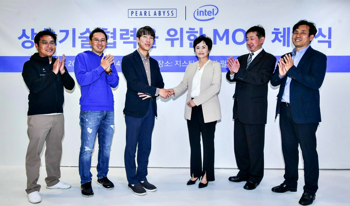 ▲진용운 펄어비스 전략파트너쉽 팀장(왼쪽부터), 김경만 펄어비스 CBO, 정경인 펄어비스 CEO, 권명숙 인텔 코리아 대표, 우에노 코타로 아시아퍼시픽 엔지니어 매니저, 김준호 인텔 아키텍처 그래픽 소프트웨어 그룹 아시아 클라이언트 어카운트 총괄 상무가 협약 체결 후 기념촬영을 하고 있다. (사진제공=펄어비스)
