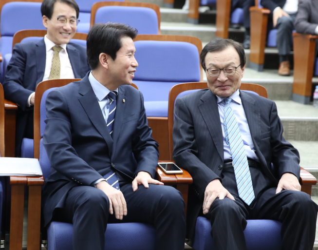 ▲더불어민주당 이해찬 대표(오른쪽)와 이인영 원내대표가 18일 오후 서울 여의도 국회에서 열린 의원총회에서 환담하고 있다. (연합뉴스)