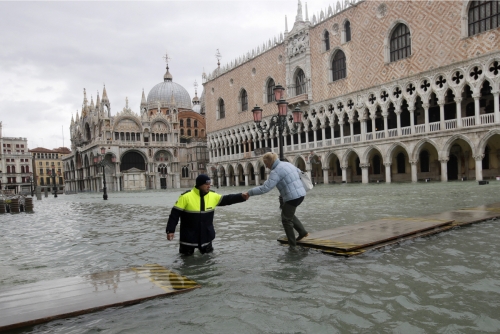 ▲17일(현지시간) 폭우로 잠긴 이탈리아 베네치아 세인트 마크 대성당 앞을 한 여성이 건너고 있다. 베네치아/AP연합뉴스 


