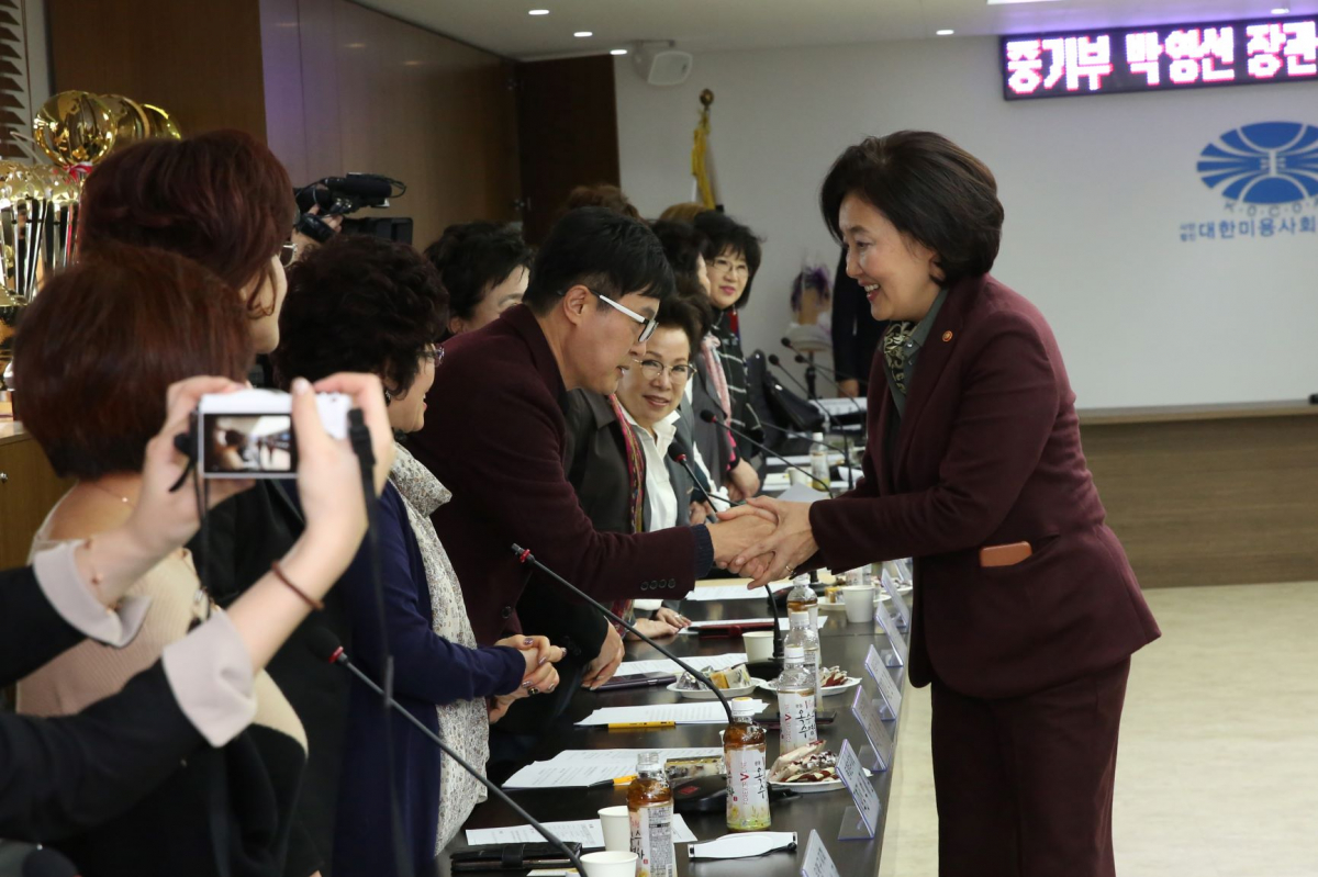 ▲박영선 중기부 장관이 18일 간담회에서 미용 업계 종사자들과 악수하고 있다. (사진제공=중기부)