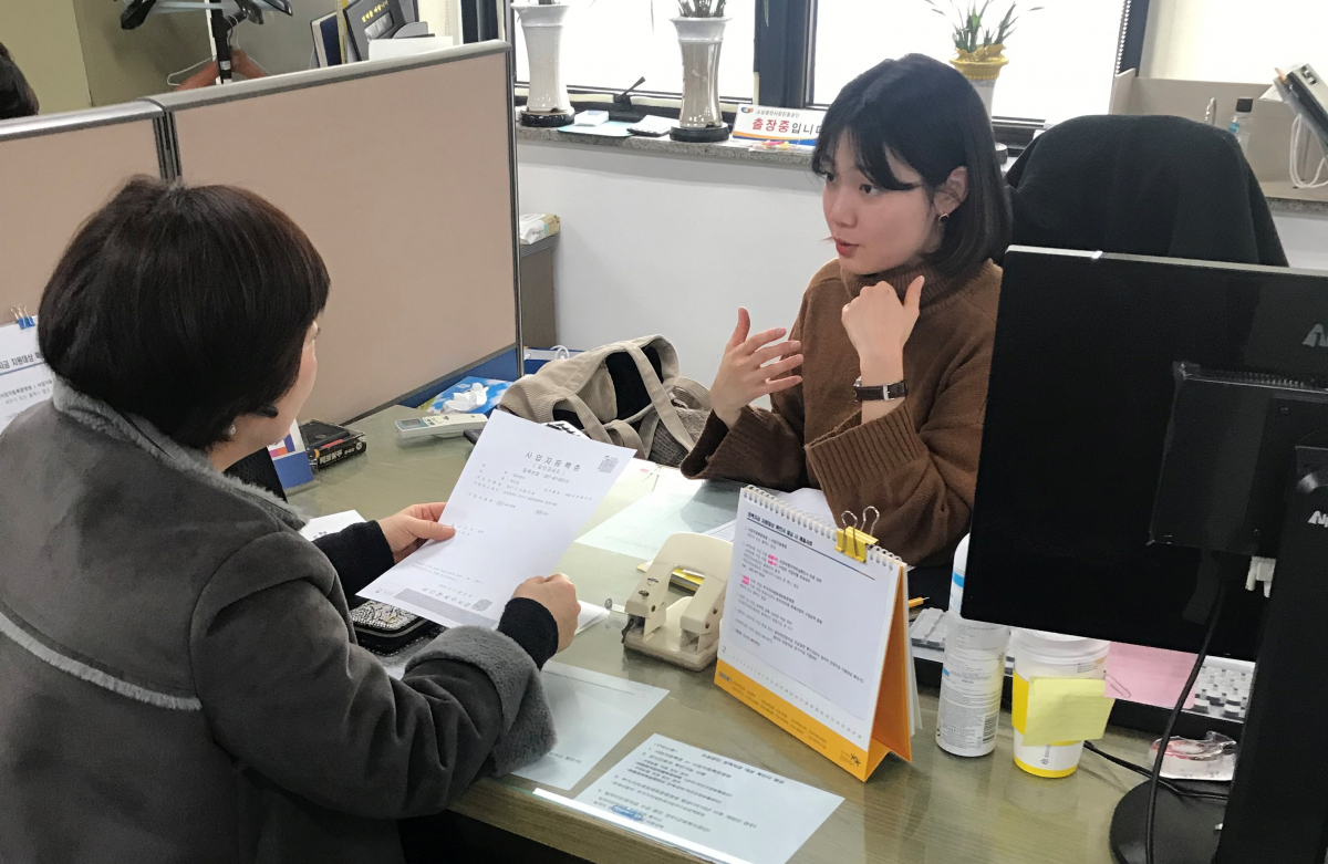 ▲소상공인이 상담을 받고 있다. (사진제공=소상공인시장진흥공단)