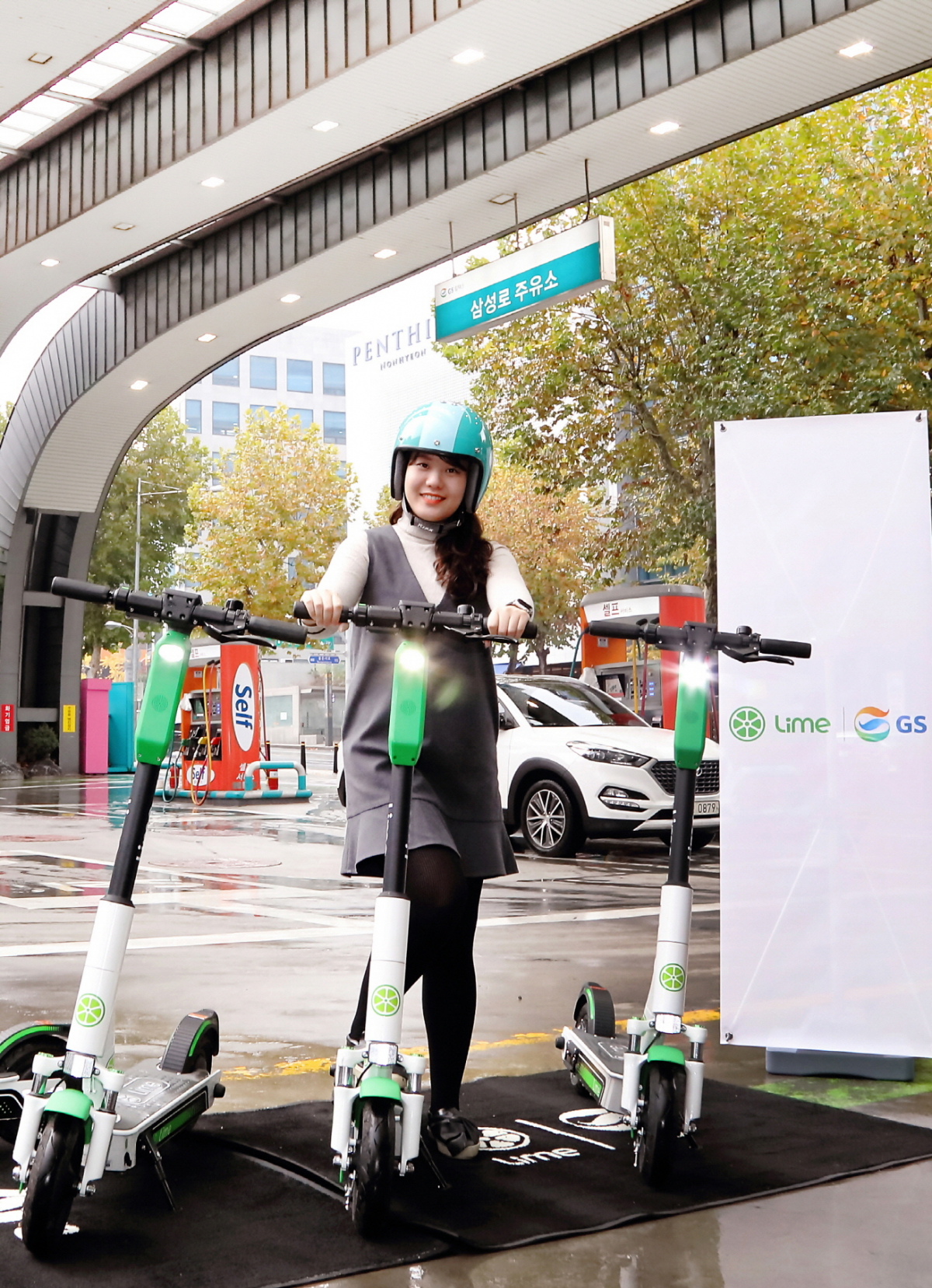 ▲GS칼텍스 직원이 삼성로주유소에서 전동킥보드를 타고 사진을 찍고 있다. (사진제공=GS칼텍스)