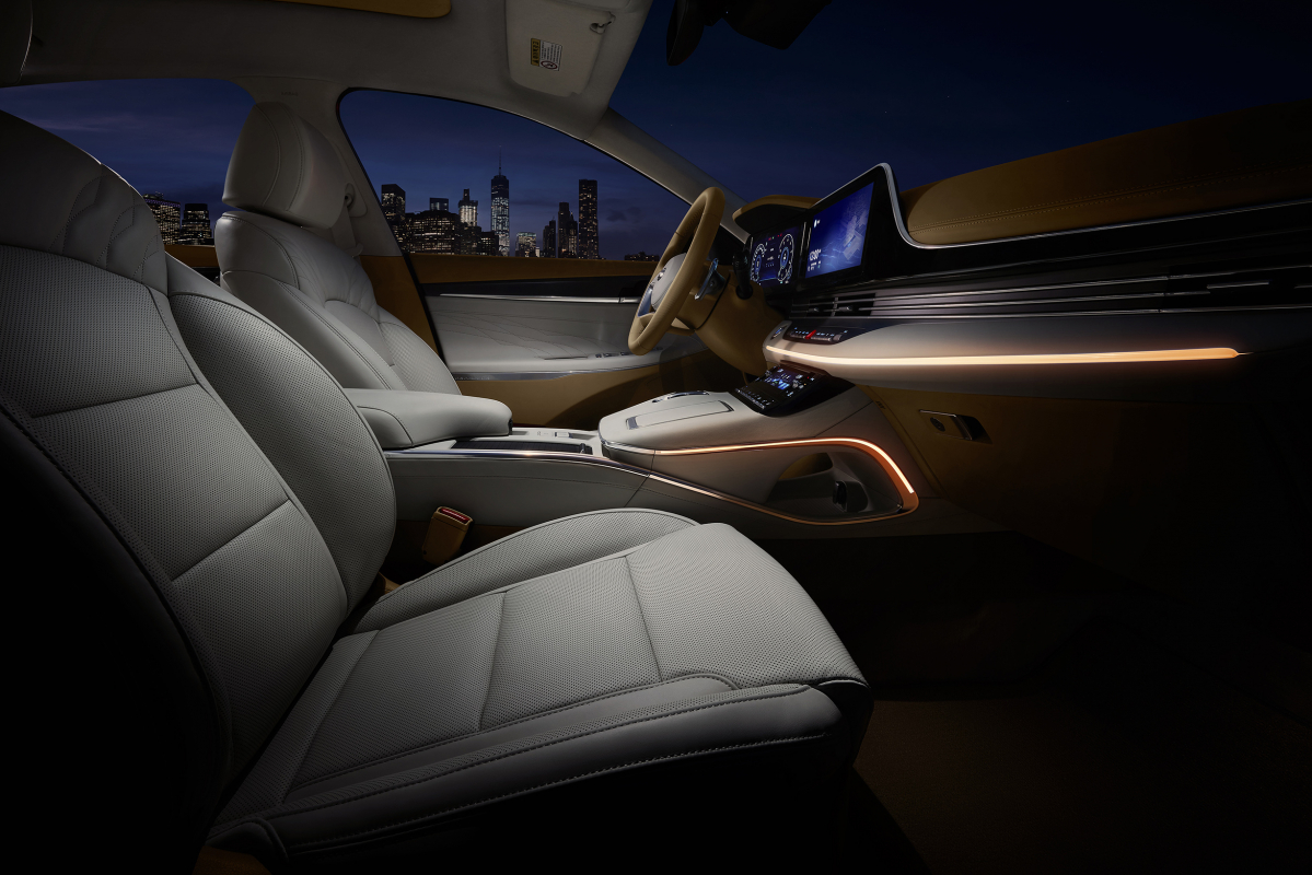 ▲넓고 길게 뻗은 수평적 디자인으로 짜인 내부와 플로팅 타입의 전자식 변속버튼, 가죽 소재의 센터콘솔은 고급스러움을 더한다. (사진제공=현대차)